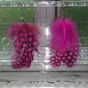Pink spotted feather dangle earrings! 🌞🐥🕊